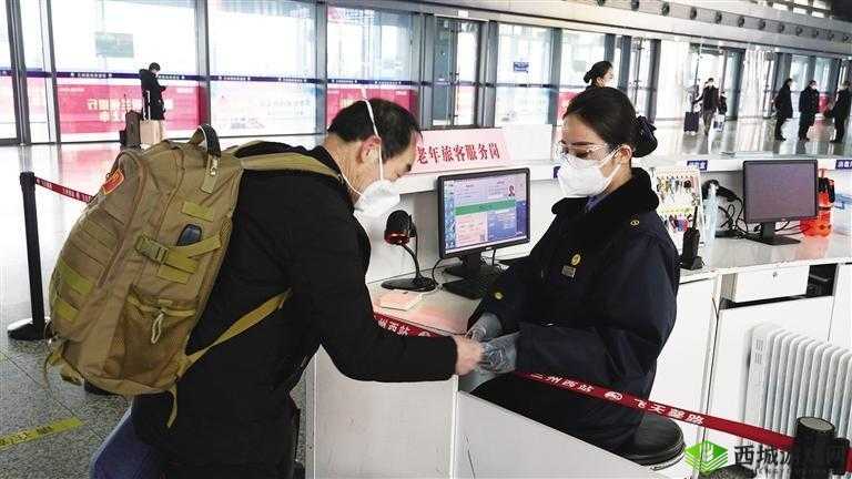 售票员用小 XUE 检票:保障出行秩序