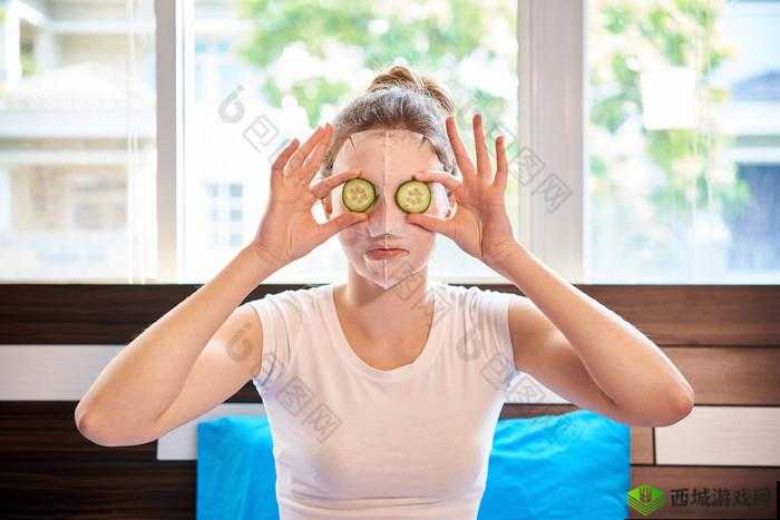 一个在上吃一个在下面敷面膜:有趣的生活场景