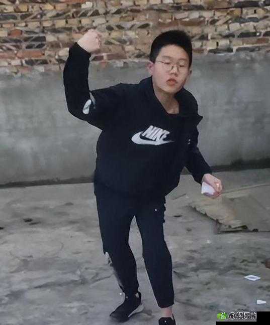 14 岁学生∶让打扑克免费，是我迈腿的理由